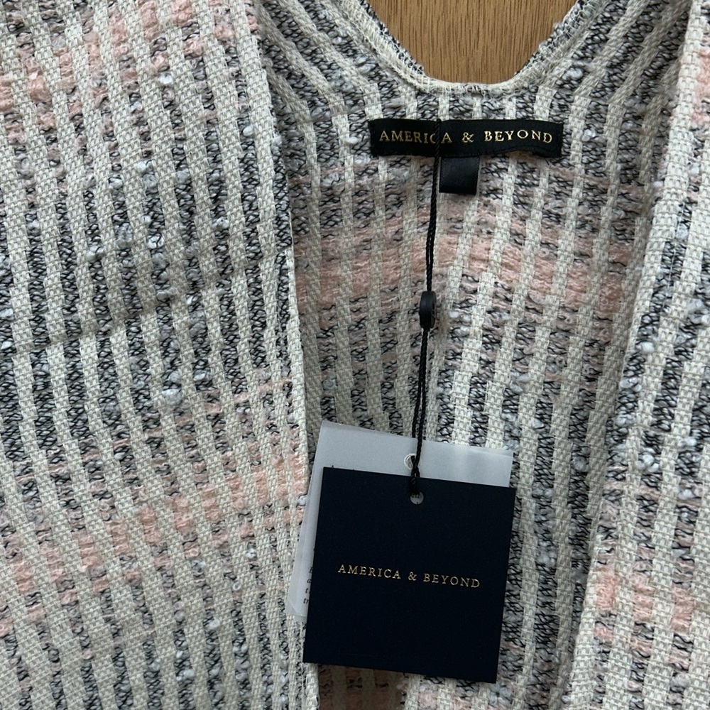 New America & Beyond Winter Cape in Pink/Black/White/Cream - No Size - Picture 4 of 9